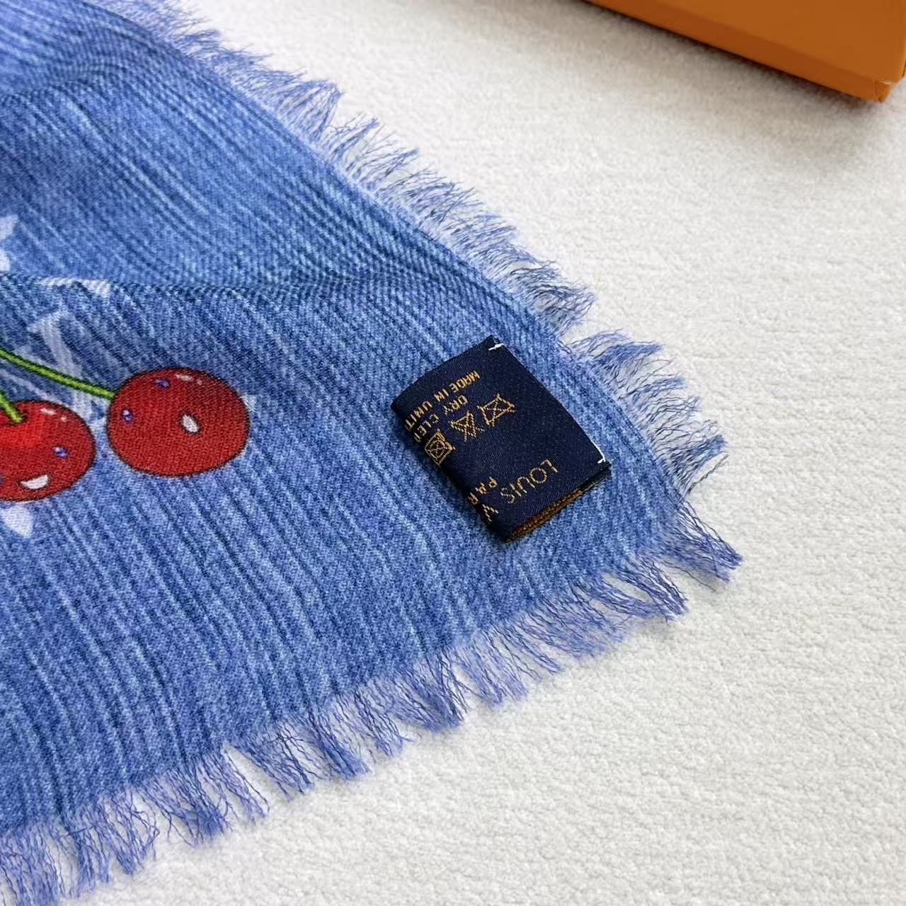 🆕   ❤LV x TM Denim Cerise 披肩为路易威登 x 村上隆复刻系列再添瞩目成员。知名日本艺术家村上隆