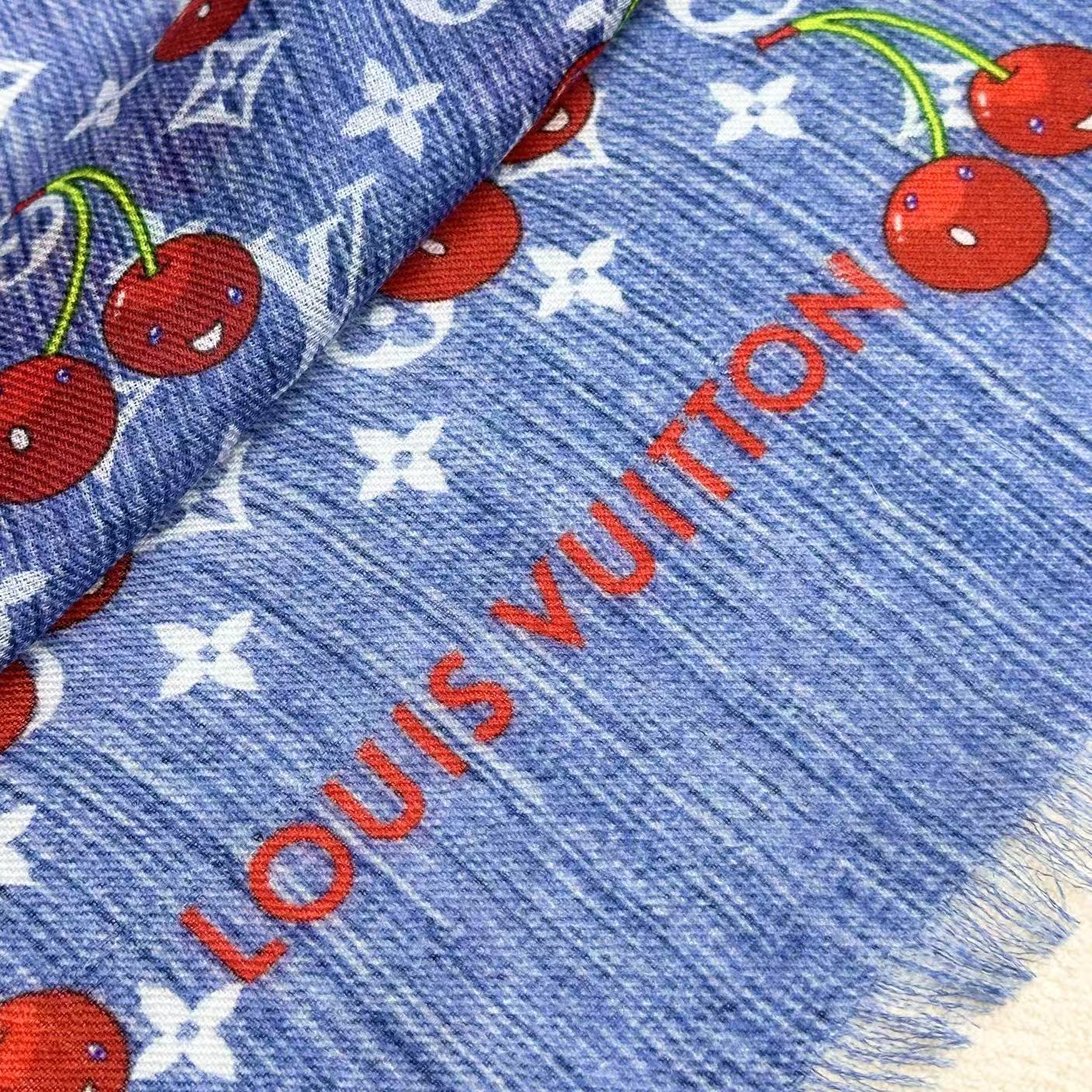 🆕   ❤LV x TM Denim Cerise 披肩为路易威登 x 村上隆复刻系列再添瞩目成员。知名日本艺术家村上隆