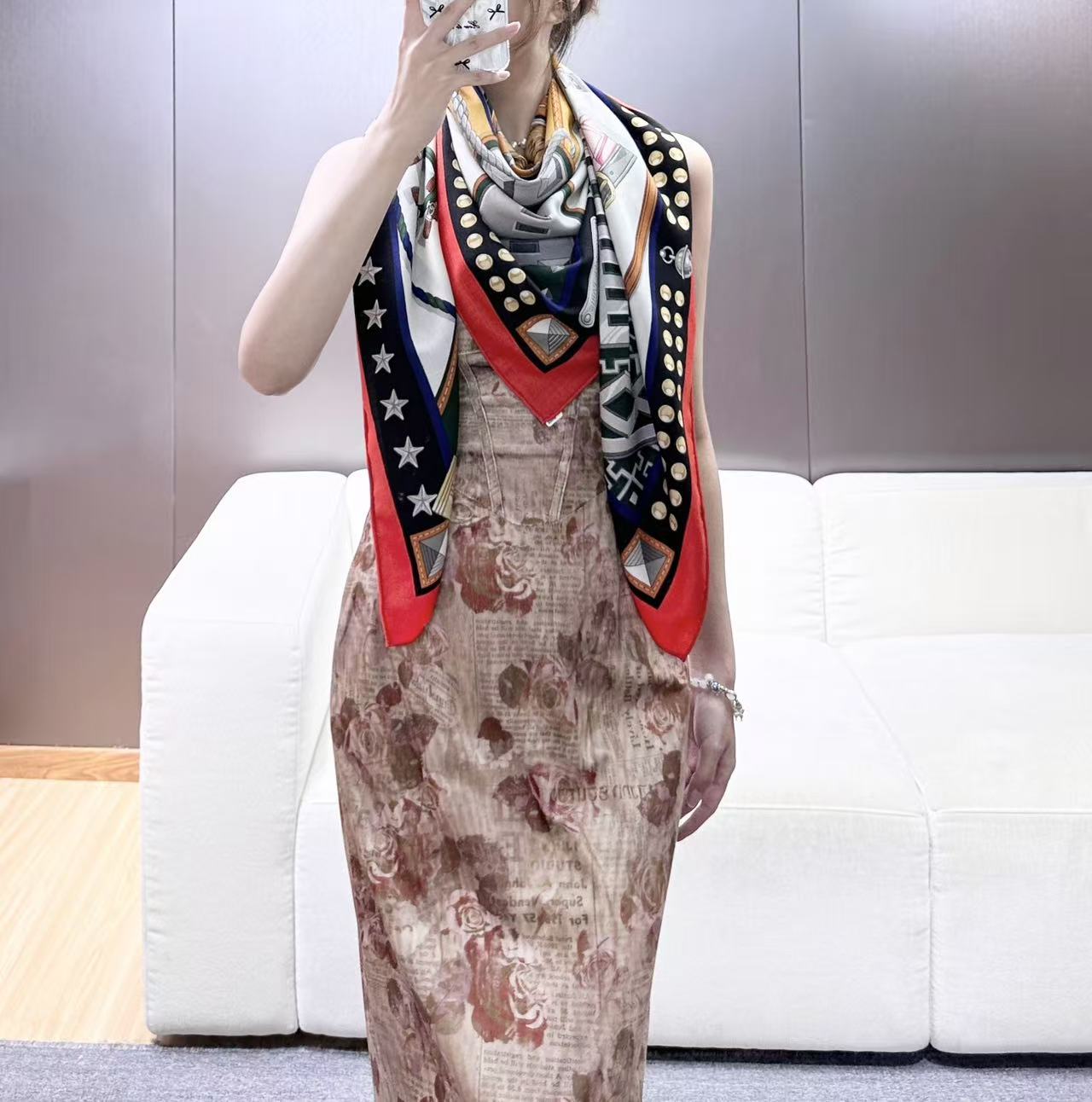 🆕   ❤️HERMES新💞《爱犬的项圈与牵引绳》140披肩 无论是在插图目录的书页间整齐排列，还是陈列于圣奥诺雷福宝大