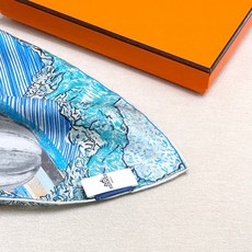 🆕 “翱翔福宝之梦”90方巾~18mm顶级真丝双面印花 手工卷边斜纹真丝方巾(100%桑蚕丝)。 这款爱马仕的经典单 🆕 “翱翔福宝之梦”90方巾~18mm顶级真丝双面印花 手工卷边斜纹真丝方巾(100%桑蚕丝)。 这款爱马仕的经典单