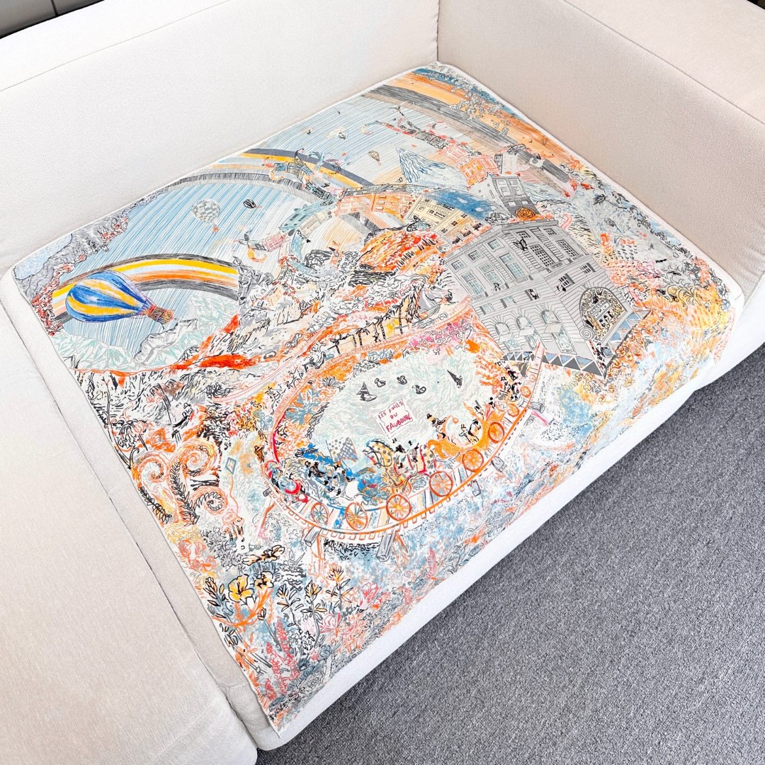 🆕   “翱翔福宝之梦”90方巾～18mm顶级真丝双面印花 手工卷边斜纹真丝方巾（100%桑蚕丝）。 这款爱马仕的经典单