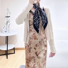 🆕 Chanel-90*90真丝双面方巾 【18mm双面同色】 出道即巅峰🐂火爆到一条难求🖤 高级感十足的字母CC, 🆕 Chanel-90*90真丝双面方巾 【18mm双面同色】 出道即巅峰🐂火爆到一条难求🖤 高级感十足的字母CC,