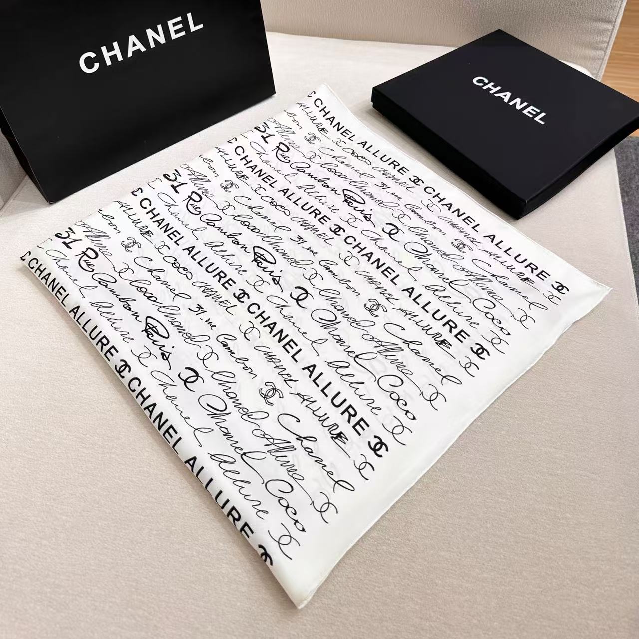 🆕   Chanel-90*90真丝双面方巾 【18mm双面同色】 出道即巅峰🐂火爆到一条难求🖤 高级感十足的字母CC，