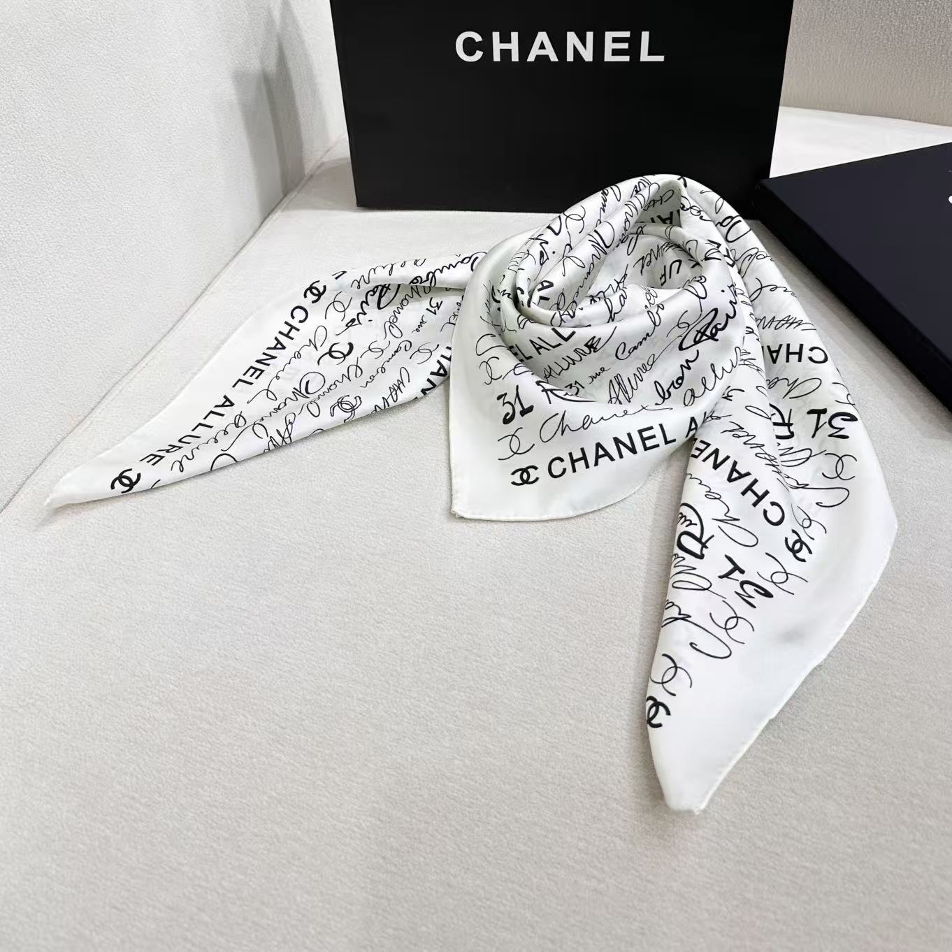 🆕   Chanel-90*90真丝双面方巾 【18mm双面同色】 出道即巅峰🐂火爆到一条难求🖤 高级感十足的字母CC，
