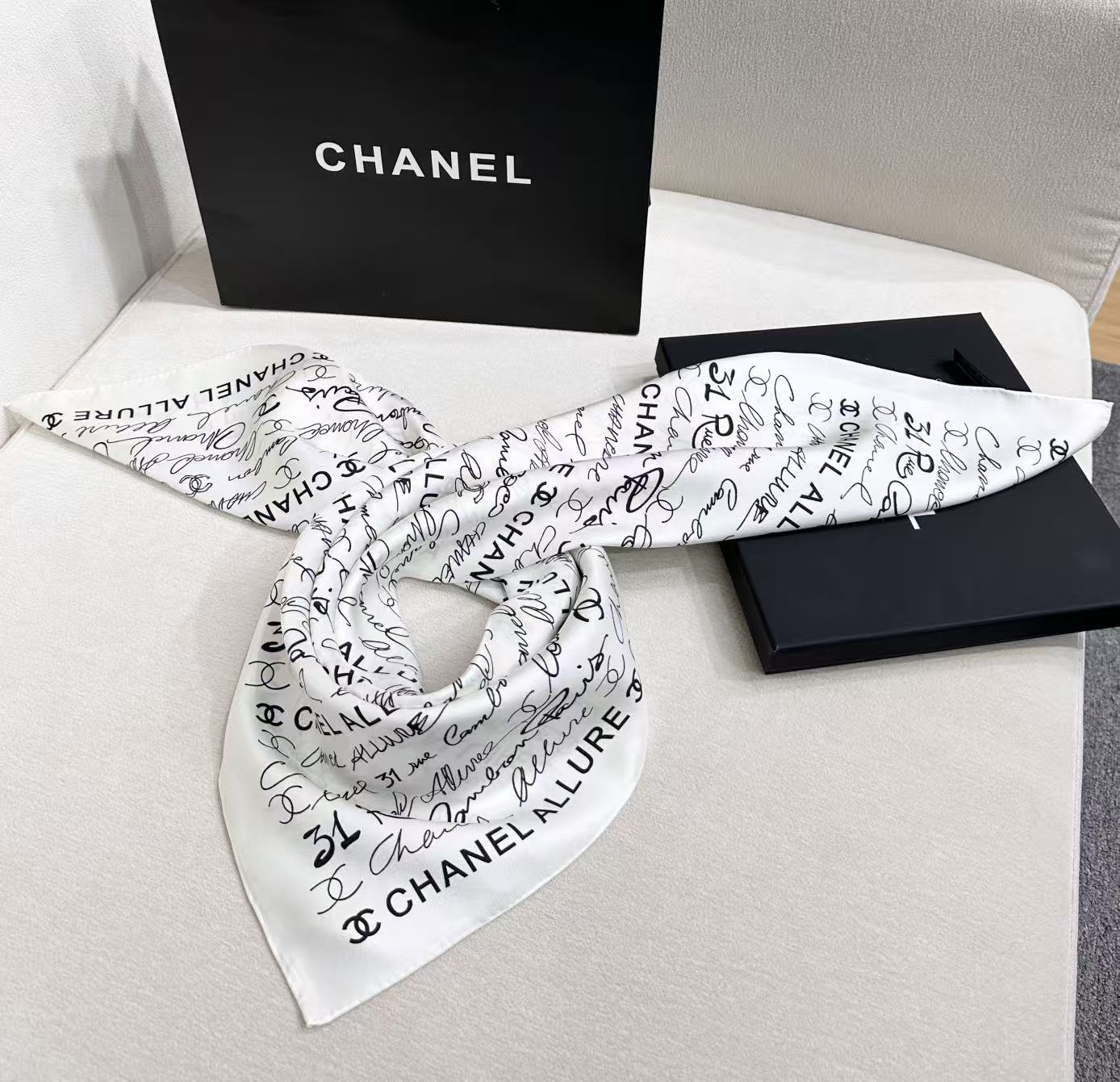 🆕   Chanel-90*90真丝双面方巾 【18mm双面同色】 出道即巅峰🐂火爆到一条难求🖤 高级感十足的字母CC，