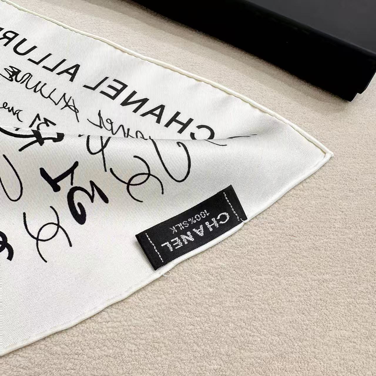 🆕   Chanel-90*90真丝双面方巾 【18mm双面同色】 出道即巅峰🐂火爆到一条难求🖤 高级感十足的字母CC，