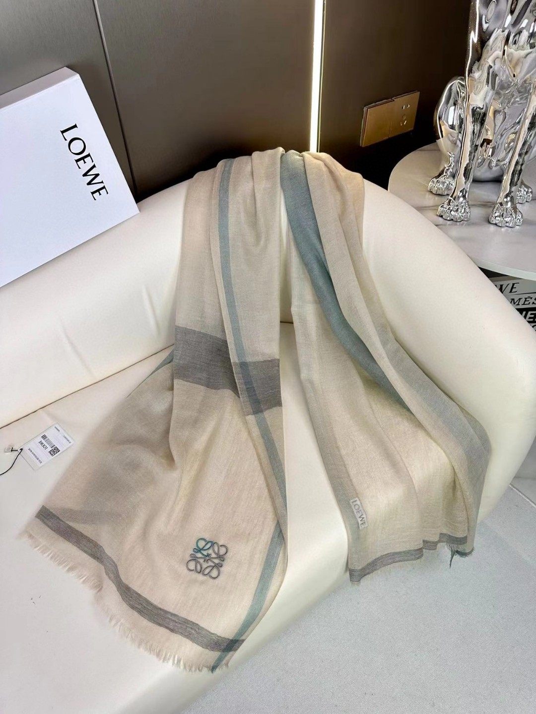 🆕   👑👑罗意威【LW轻盈格纹长巾】很幸运拿到這个品牌的东西，真的不多见，很少在国內做订单，款式真的少的可怜❗️❗️❗