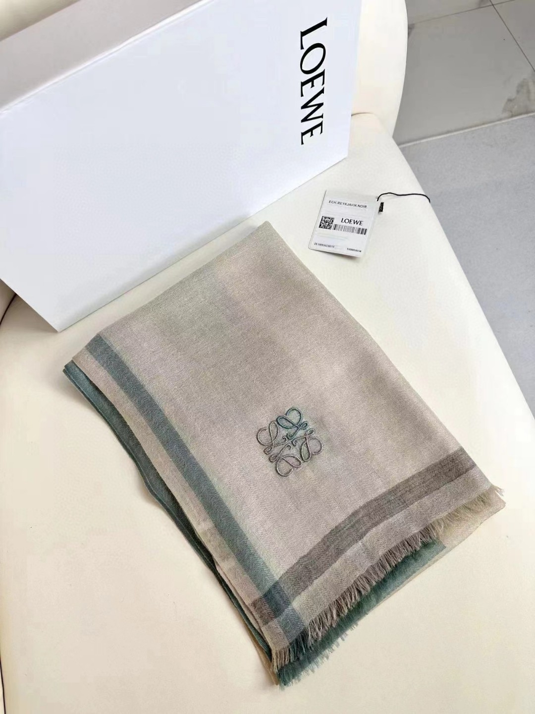 🆕   👑👑罗意威【LW轻盈格纹长巾】很幸运拿到這个品牌的东西，真的不多见，很少在国內做订单，款式真的少的可怜❗️❗️❗