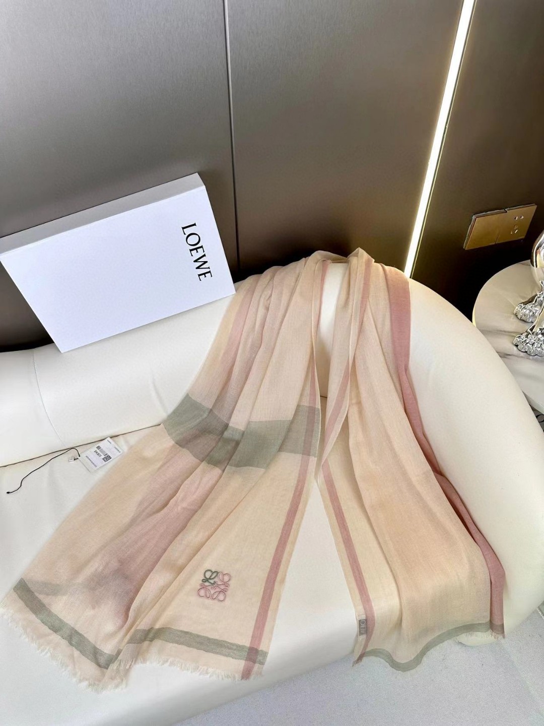 🆕   👑👑罗意威【LW轻盈格纹长巾】很幸运拿到這个品牌的东西，真的不多见，很少在国內做订单，款式真的少的可怜❗️❗️❗