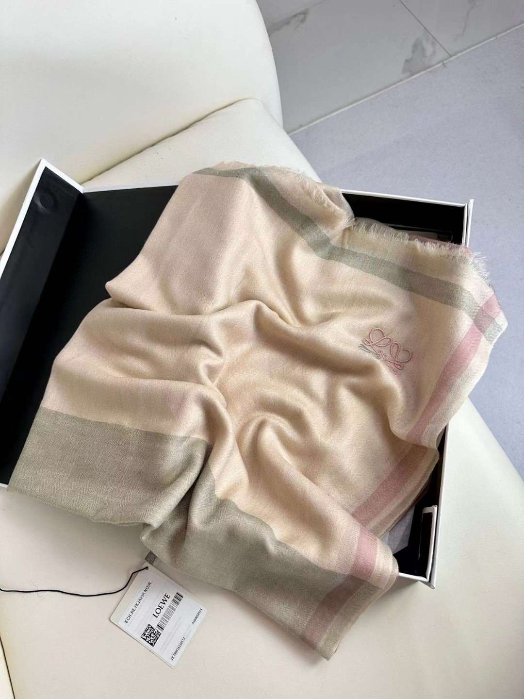 🆕   👑👑罗意威【LW轻盈格纹长巾】很幸运拿到這个品牌的东西，真的不多见，很少在国內做订单，款式真的少的可怜❗️❗️❗