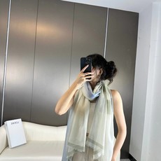🆕 👑👑罗意威【LW轻盈格纹长巾】很幸运拿到這个品牌的东西,真的不多见,很少在国內做订单,款式真的少的可怜❗️❗️❗️ 🆕 👑👑罗意威【LW轻盈格纹长巾】很幸运拿到這个品牌的东西,真的不多见,很少在国內做订单,款式真的少的可怜❗️❗️❗️
