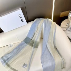 🆕 👑👑罗意威【LW轻盈格纹长巾】很幸运拿到這个品牌的东西,真的不多见,很少在国內做订单,款式真的少的可怜❗️❗️❗️ 🆕 👑👑罗意威【LW轻盈格纹长巾】很幸运拿到這个品牌的东西,真的不多见,很少在国內做订单,款式真的少的可怜❗️❗️❗️
