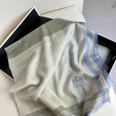 🆕 👑👑罗意威【LW轻盈格纹长巾】很幸运拿到這个品牌的东西,真的不多见,很少在国內做订单,款式真的少的可怜❗️❗️❗️ 🆕 👑👑罗意威【LW轻盈格纹长巾】很幸运拿到這个品牌的东西,真的不多见,很少在国內做订单,款式真的少的可怜❗️❗️❗️