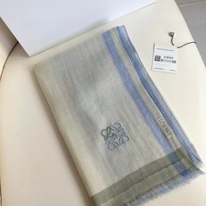 🆕 👑👑罗意威【LW轻盈格纹长巾】很幸运拿到這个品牌的东西,真的不多见,很少在国內做订单,款式真的少的可怜❗️❗️❗️ 🆕 👑👑罗意威【LW轻盈格纹长巾】很幸运拿到這个品牌的东西,真的不多见,很少在国內做订单,款式真的少的可怜❗️❗️❗️
