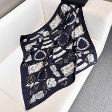 🆕 Chanel 90丝巾 早春新品 18mm顶级真丝双面同色印花 这款黑金丝巾真的是一眼看中的花 超级完美的配色设 🆕 Chanel 90丝巾 早春新品 18mm顶级真丝双面同色印花 这款黑金丝巾真的是一眼看中的花 超级完美的配色设