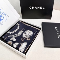 🆕 Chanel 90丝巾 早春新品 18mm顶级真丝双面同色印花 这款黑金丝巾真的是一眼看中的花 超级完美的配色设 🆕 Chanel 90丝巾 早春新品 18mm顶级真丝双面同色印花 这款黑金丝巾真的是一眼看中的花 超级完美的配色设