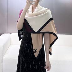 🆕 Chanel 2026秋冬新品 140双面同色丝毛方形披肩 30%桑蚕丝70%羊绒 135*135cm 乳白、酒 🆕 Chanel 2026秋冬新品 140双面同色丝毛方形披肩 30%桑蚕丝70%羊绒 135*135cm 乳白、酒