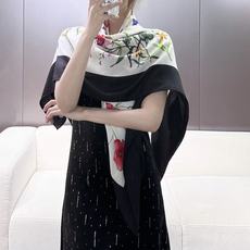🆕 ❤Gucci 花卉双面印花140丝毛披肩 26秋冬系列倾情推出活力十足的丝毛配饰,这款缀饰Gucci Flora花卉 🆕 ❤Gucci 花卉双面印花140丝毛披肩 26秋冬系列倾情推出活力十足的丝毛配饰,这款缀饰Gucci Flora花卉