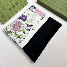 🆕 ❤Gucci 花卉双面印花140丝毛披肩 26秋冬系列倾情推出活力十足的丝毛配饰,这款缀饰Gucci Flora花卉 🆕 ❤Gucci 花卉双面印花140丝毛披肩 26秋冬系列倾情推出活力十足的丝毛配饰,这款缀饰Gucci Flora花卉