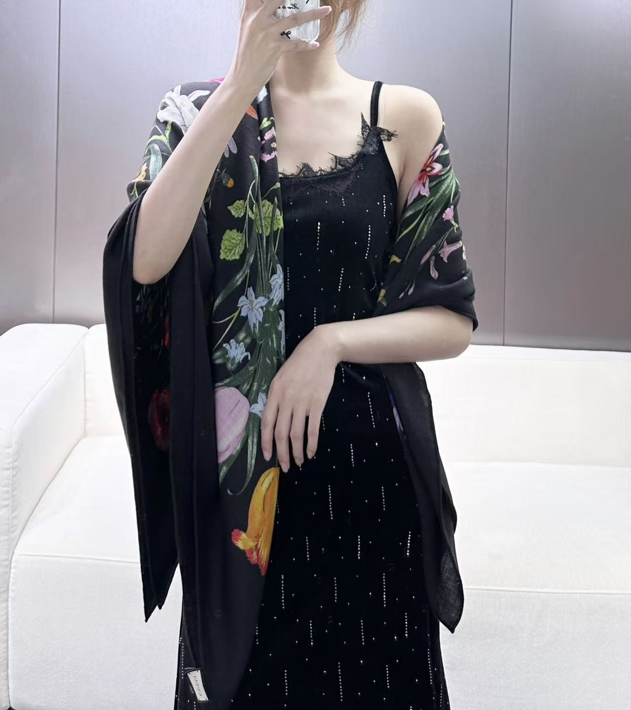🆕 ❤Gucci 花卉双面印花140丝毛披肩 26秋冬系列倾情推出活力十足的丝毛配饰,这款缀饰Gucci Flora花卉 🆕 ❤Gucci 花卉双面印花140丝毛披肩 26秋冬系列倾情推出活力十足的丝毛配饰,这款缀饰Gucci Flora花卉