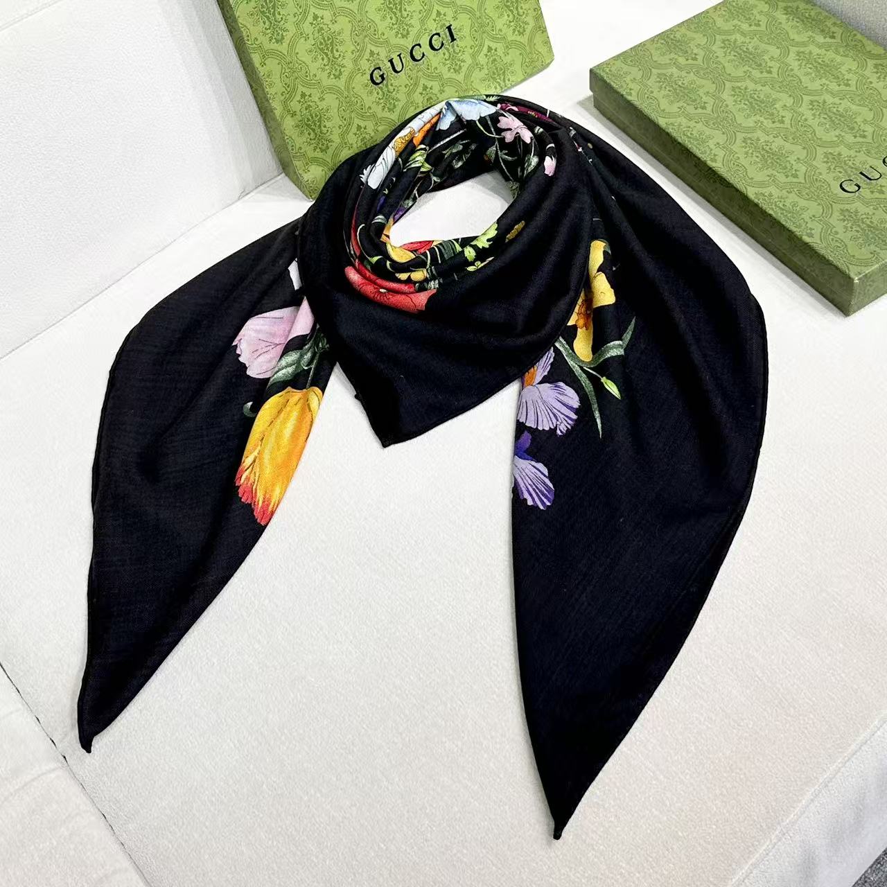 🆕 ❤Gucci 花卉双面印花140丝毛披肩 26秋冬系列倾情推出活力十足的丝毛配饰,这款缀饰Gucci Flora花卉 🆕 ❤Gucci 花卉双面印花140丝毛披肩 26秋冬系列倾情推出活力十足的丝毛配饰,这款缀饰Gucci Flora花卉