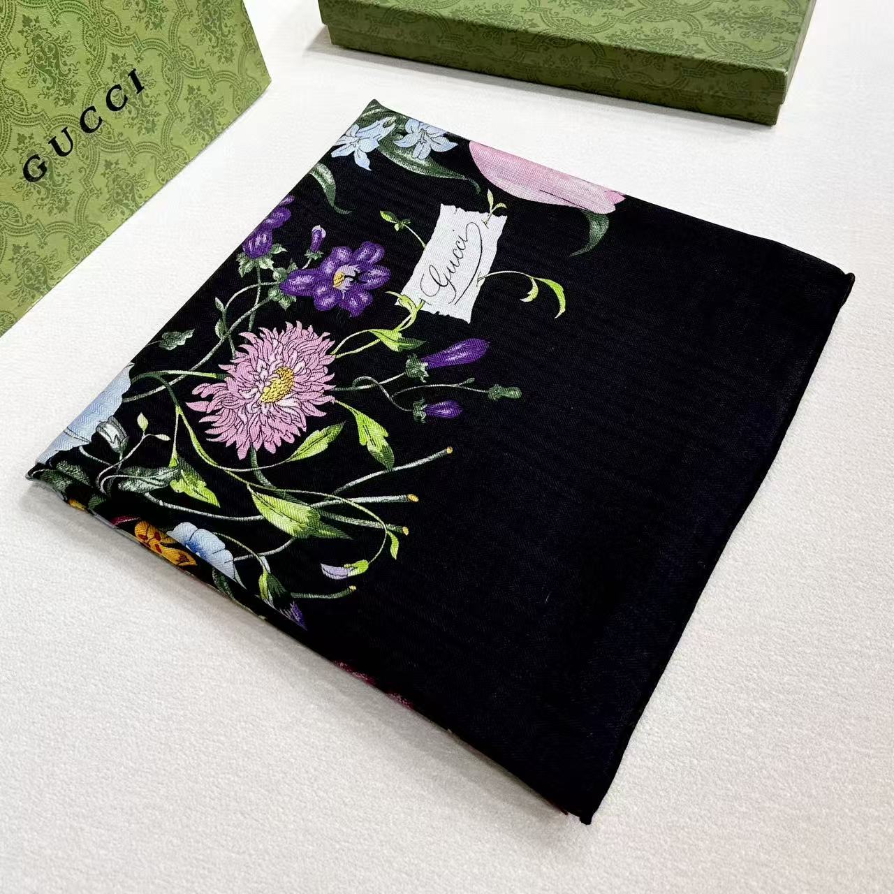 🆕 ❤Gucci 花卉双面印花140丝毛披肩 26秋冬系列倾情推出活力十足的丝毛配饰,这款缀饰Gucci Flora花卉 🆕 ❤Gucci 花卉双面印花140丝毛披肩 26秋冬系列倾情推出活力十足的丝毛配饰,这款缀饰Gucci Flora花卉