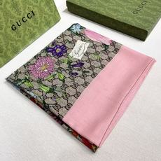 🆕 ❤Gucci 花卉双面印花140丝毛披肩 26秋冬系列倾情推出活力十足的丝毛配饰,这款缀饰Gucci Flora花卉 🆕 ❤Gucci 花卉双面印花140丝毛披肩 26秋冬系列倾情推出活力十足的丝毛配饰,这款缀饰Gucci Flora花卉