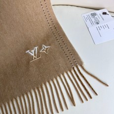 🆕 怒赞自留,难得的高端女款‼️家属福利‼️LV非常正的男女围巾~面料大爱,非常柔软细腻舒服,‼️大气简约,超级好看的 🆕 怒赞自留,难得的高端女款‼️家属福利‼️LV非常正的男女围巾~面料大爱,非常柔软细腻舒服,‼️大气简约,超级好看的