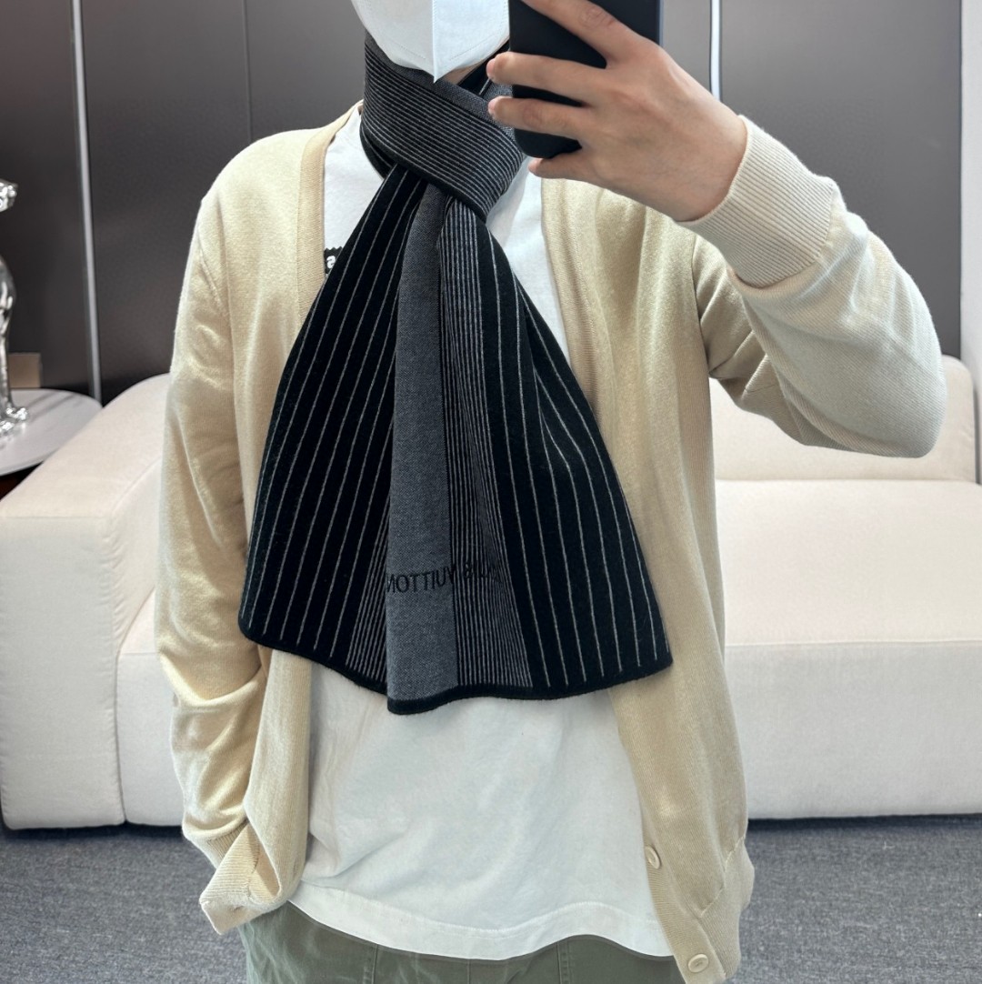 🆕  新款到！。年Lv爆款上新 高端男士围巾👍【经典格纹提花】独家牛货🐂  具有超高羊绒品质才会被此品牌青睐‼️这种精品