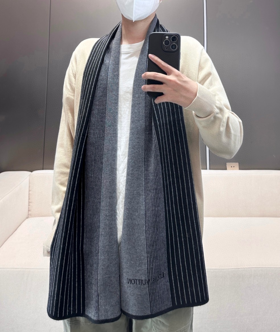🆕  新款到！。年Lv爆款上新 高端男士围巾👍【经典格纹提花】独家牛货🐂  具有超高羊绒品质才会被此品牌青睐‼️这种精品
