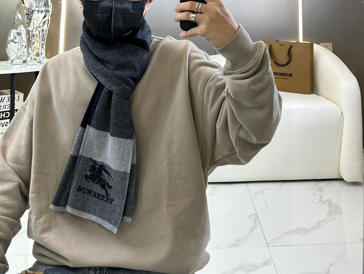 🆕  Burberry爆款上新 高端男士围巾👍【经典战马格纹】独家牛货🐂  具有超高羊绒品质才会被此品牌青睐‼️这种精品
