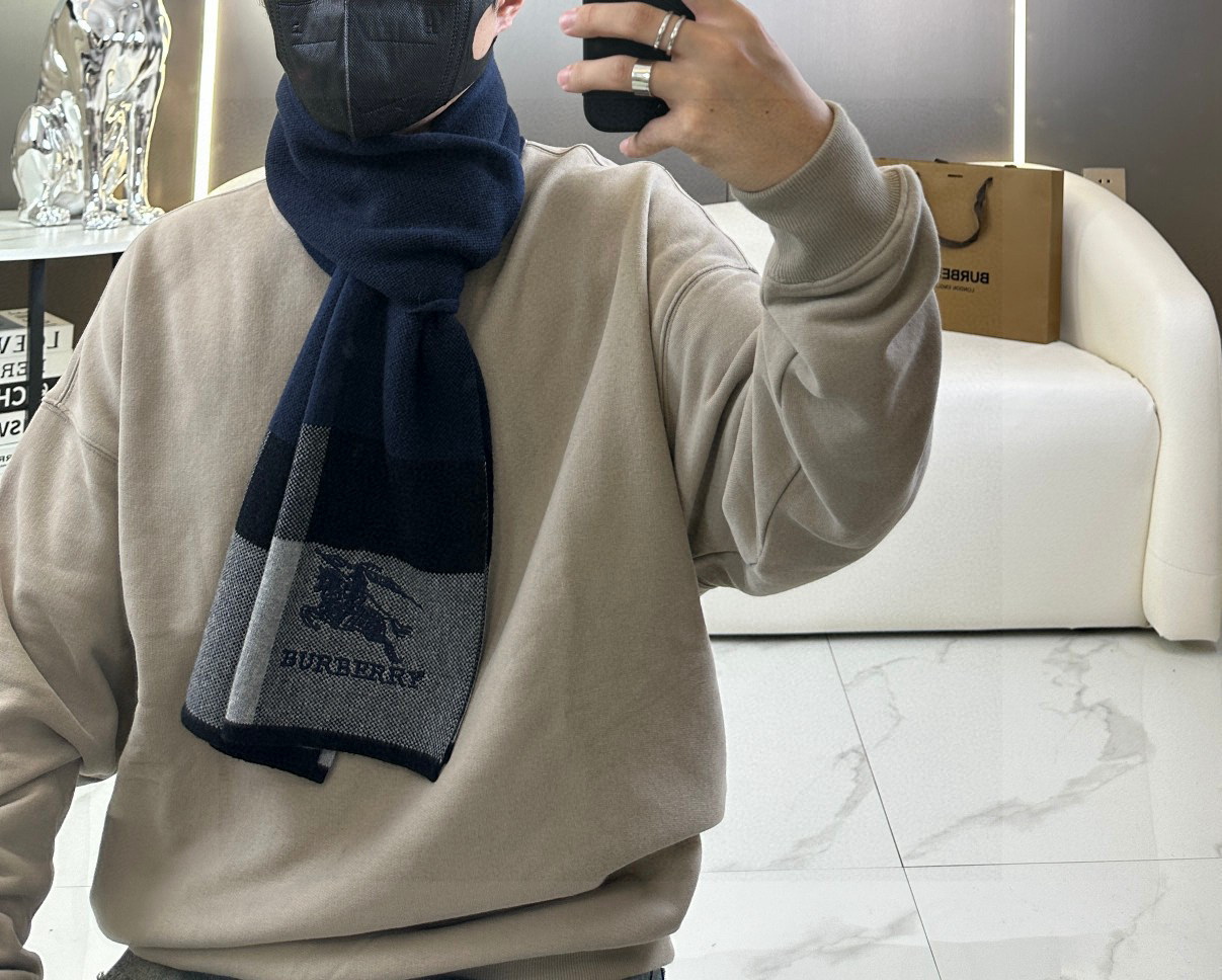 🆕  Burberry爆款上新 高端男士围巾👍【经典战马格纹】独家牛货🐂  具有超高羊绒品质才会被此品牌青睐‼️这种精品