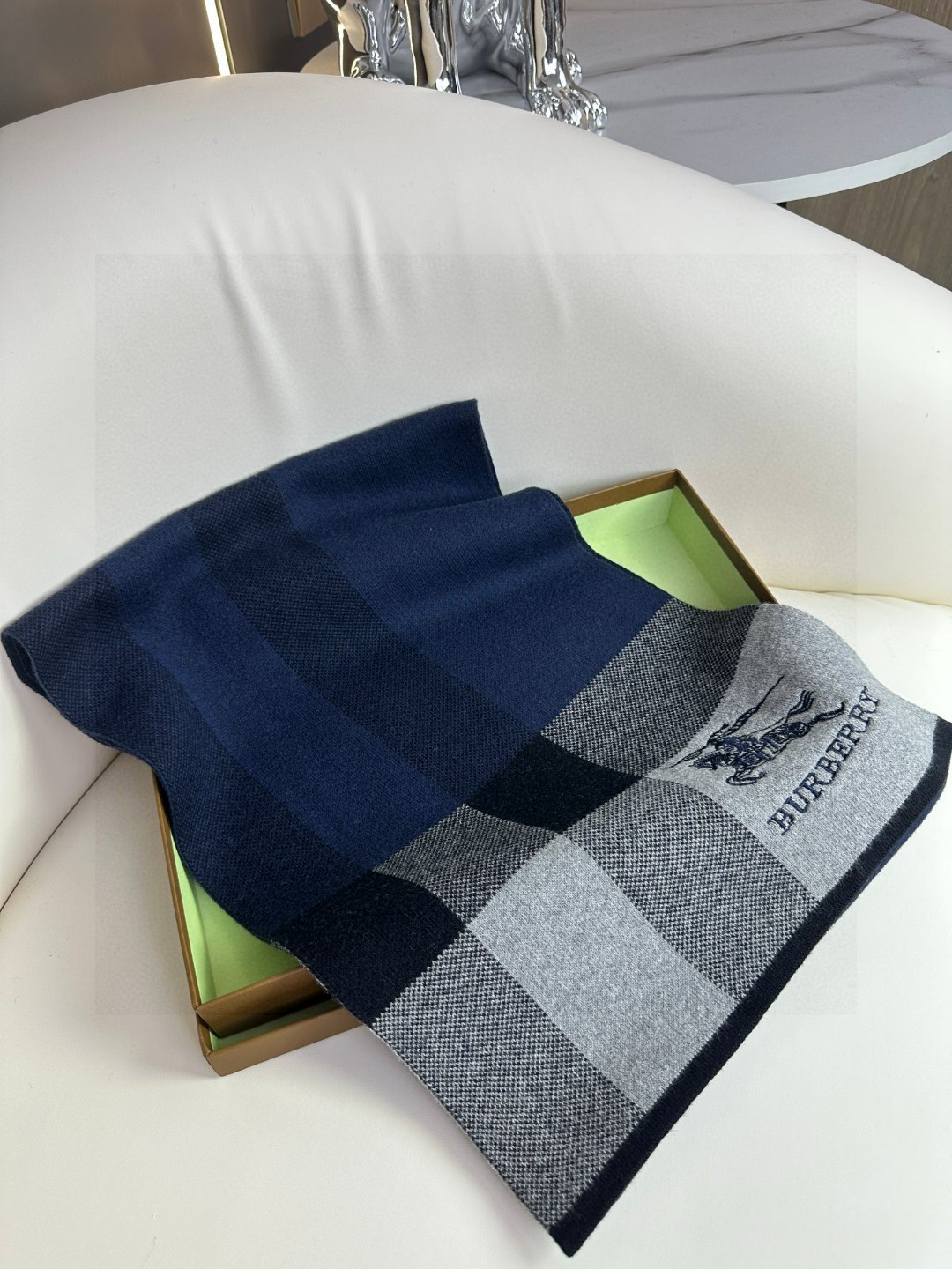 🆕  Burberry爆款上新 高端男士围巾👍【经典战马格纹】独家牛货🐂  具有超高羊绒品质才会被此品牌青睐‼️这种精品