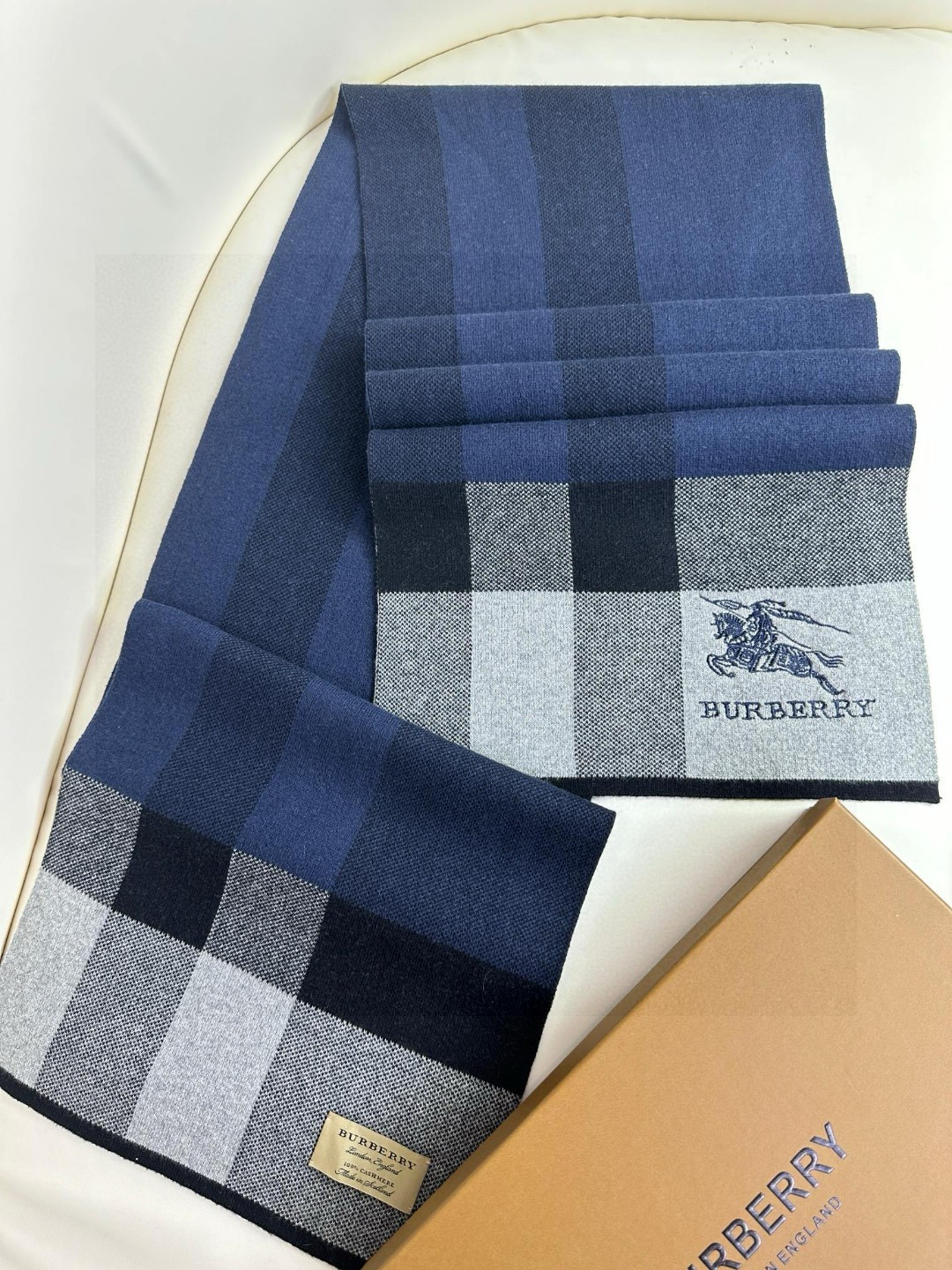 🆕  Burberry爆款上新 高端男士围巾👍【经典战马格纹】独家牛货🐂  具有超高羊绒品质才会被此品牌青睐‼️这种精品
