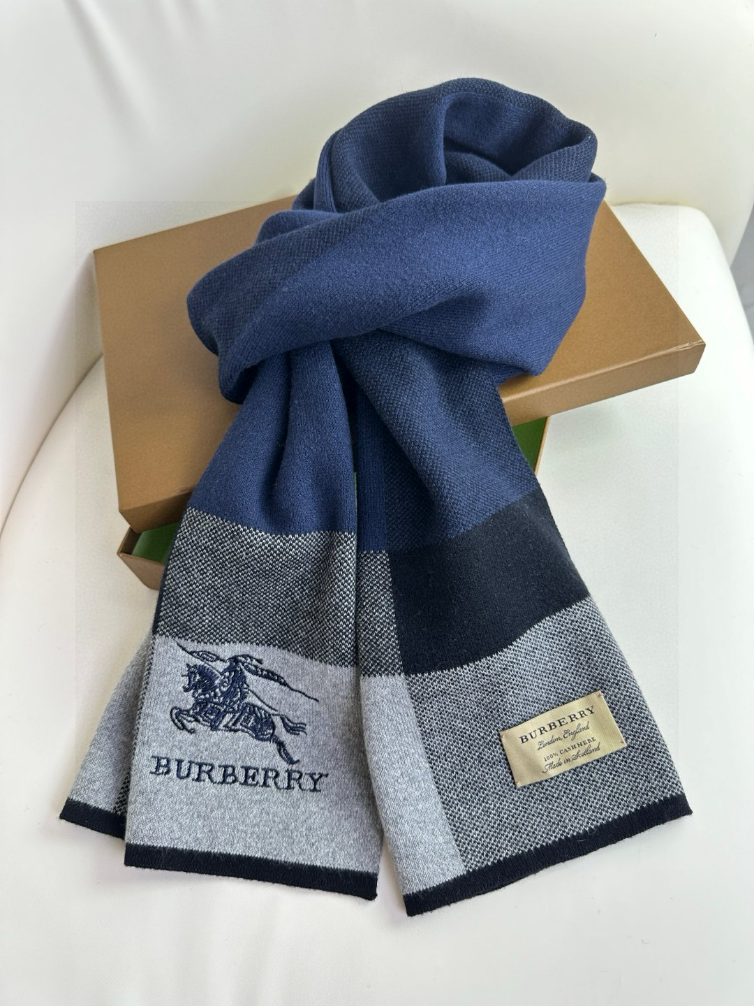 🆕  Burberry爆款上新 高端男士围巾👍【经典战马格纹】独家牛货🐂  具有超高羊绒品质才会被此品牌青睐‼️这种精品