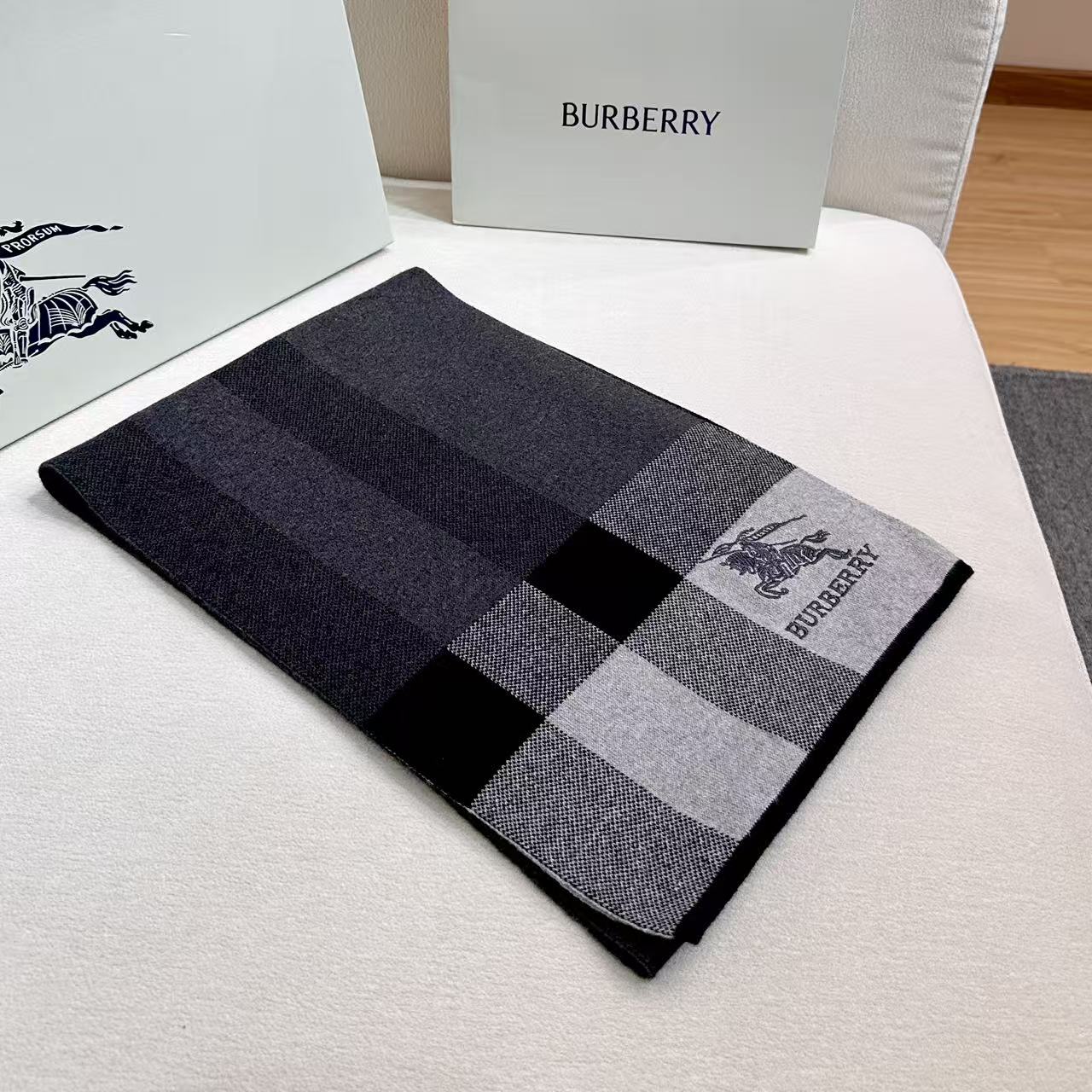 🆕  Burberry爆款上新 高端男士围巾👍【经典战马格纹】独家牛货🐂  具有超高羊绒品质才会被此品牌青睐‼️这种精品