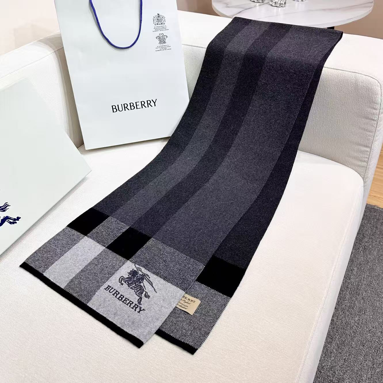 🆕  Burberry爆款上新 高端男士围巾👍【经典战马格纹】独家牛货🐂  具有超高羊绒品质才会被此品牌青睐‼️这种精品