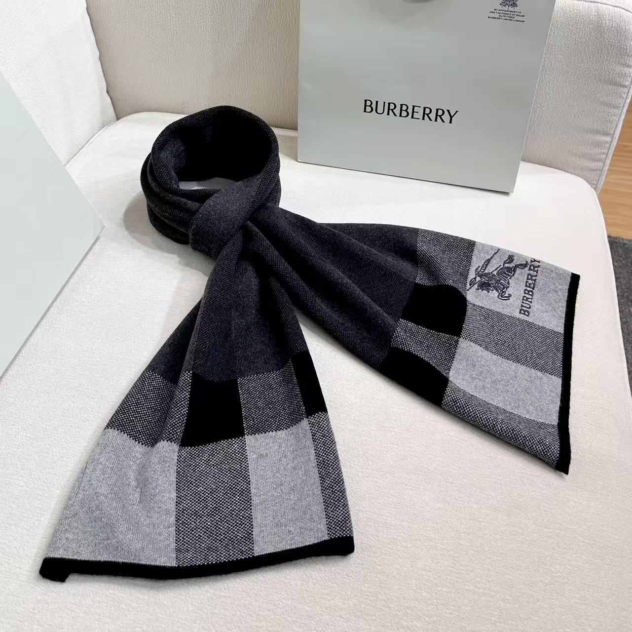 🆕  Burberry爆款上新 高端男士围巾👍【经典战马格纹】独家牛货🐂  具有超高羊绒品质才会被此品牌青睐‼️这种精品