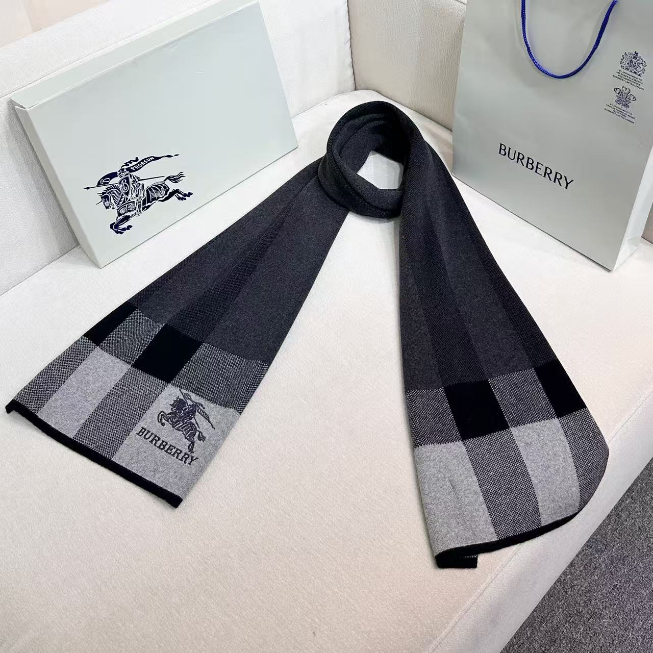🆕  Burberry爆款上新 高端男士围巾👍【经典战马格纹】独家牛货🐂  具有超高羊绒品质才会被此品牌青睐‼️这种精品