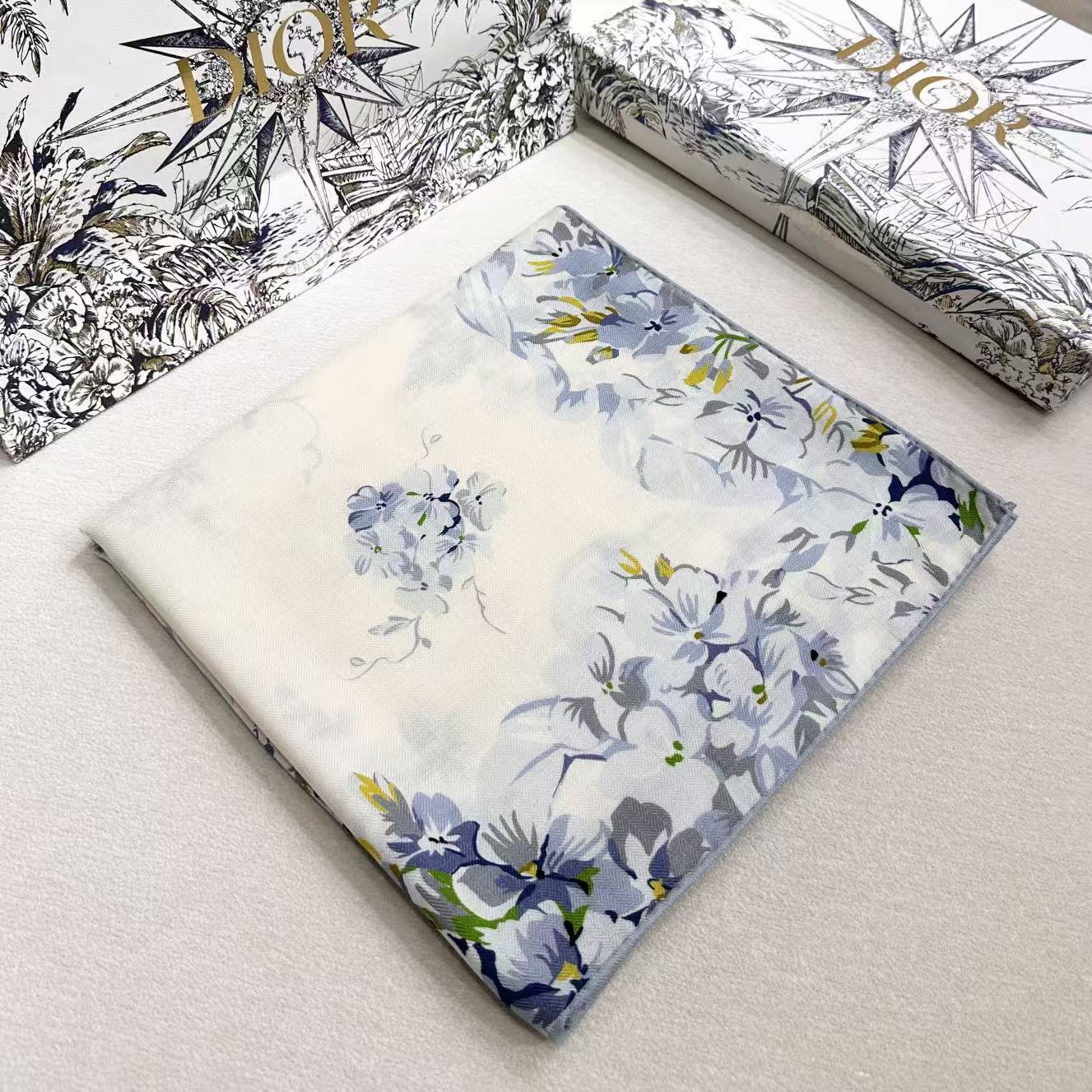 🆕 Dior 印花方巾 140厘米白色丝毛面料蓝色 Dior Lilac Bouquet 图案 这款方巾饰以 Dio 🆕 Dior 印花方巾 140厘米白色丝毛面料蓝色 Dior Lilac Bouquet 图案 这款方巾饰以 Dio