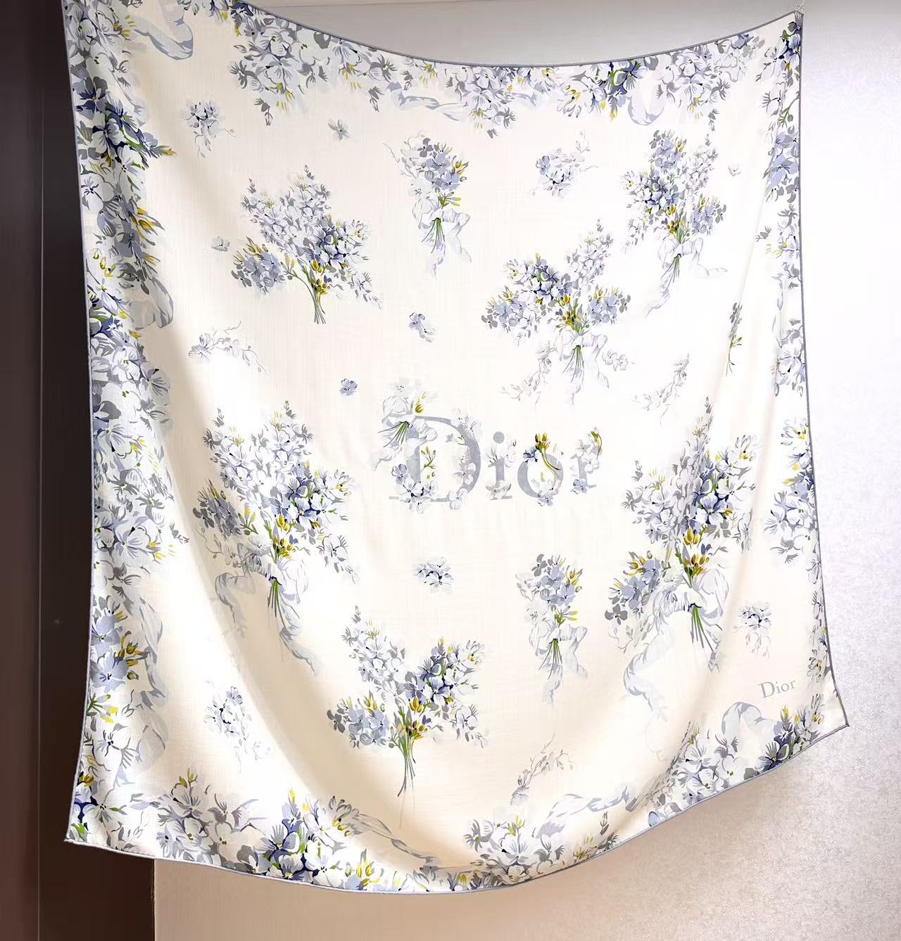 🆕 Dior 印花方巾 140厘米白色丝毛面料蓝色 Dior Lilac Bouquet 图案 这款方巾饰以 Dio 🆕 Dior 印花方巾 140厘米白色丝毛面料蓝色 Dior Lilac Bouquet 图案 这款方巾饰以 Dio