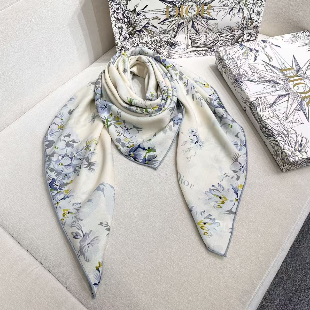 🆕 Dior 印花方巾 140厘米白色丝毛面料蓝色 Dior Lilac Bouquet 图案 这款方巾饰以 Dio 🆕 Dior 印花方巾 140厘米白色丝毛面料蓝色 Dior Lilac Bouquet 图案 这款方巾饰以 Dio
