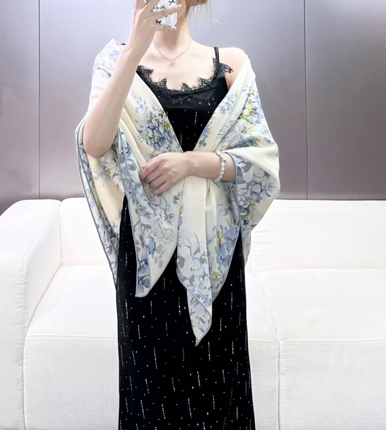 🆕 Dior 印花方巾 140厘米白色丝毛面料蓝色 Dior Lilac Bouquet 图案 这款方巾饰以 Dio 🆕 Dior 印花方巾 140厘米白色丝毛面料蓝色 Dior Lilac Bouquet 图案 这款方巾饰以 Dio