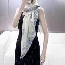 🆕 Dior 印花方巾 140厘米白色丝毛面料蓝色 Dior Lilac Bouquet 图案 这款方巾饰以 Dio 🆕 Dior 印花方巾 140厘米白色丝毛面料蓝色 Dior Lilac Bouquet 图案 这款方巾饰以 Dio