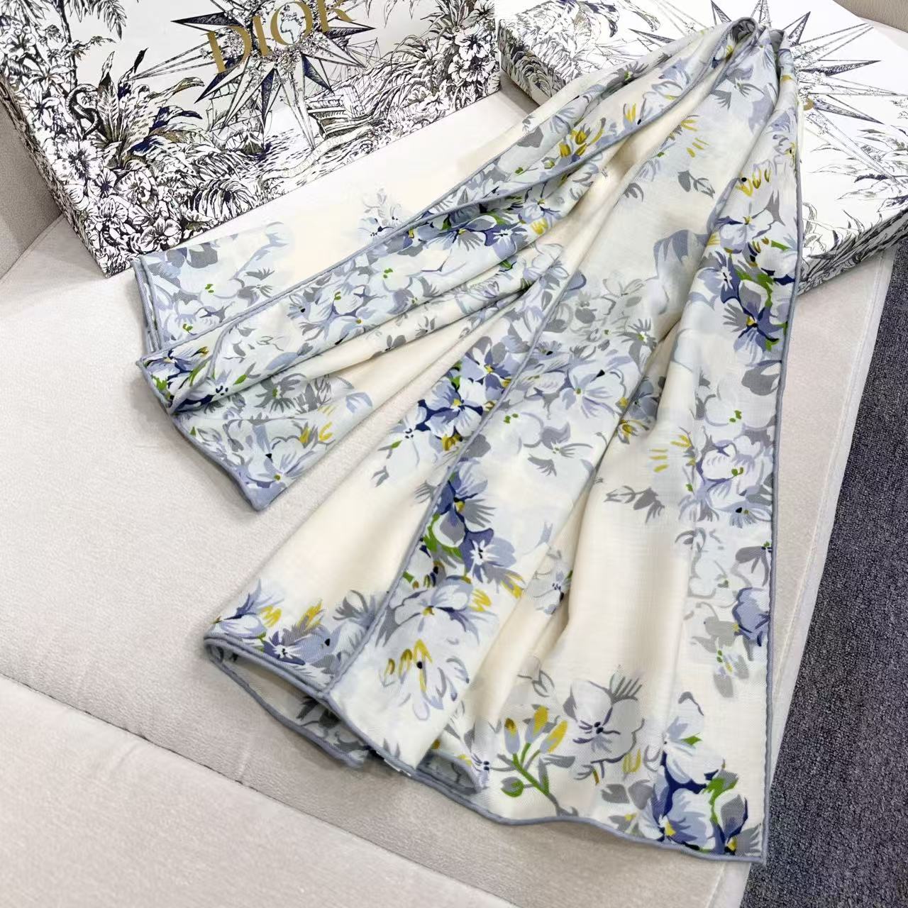 🆕 Dior 印花方巾 140厘米白色丝毛面料蓝色 Dior Lilac Bouquet 图案 这款方巾饰以 Dio 🆕 Dior 印花方巾 140厘米白色丝毛面料蓝色 Dior Lilac Bouquet 图案 这款方巾饰以 Dio