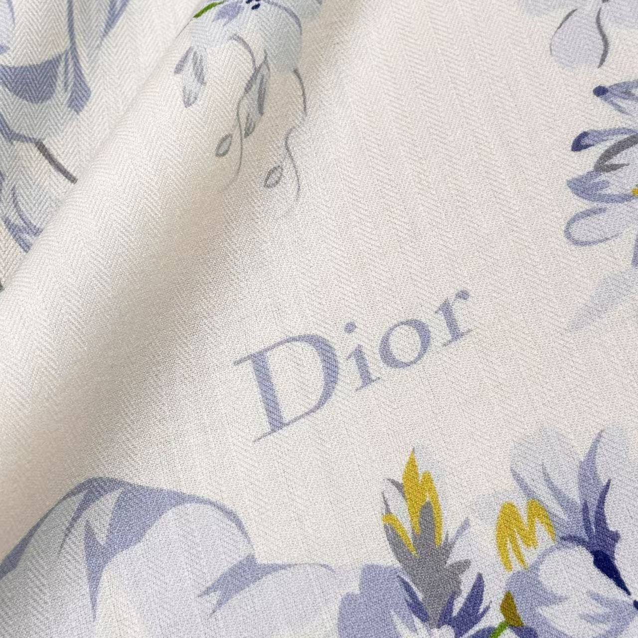🆕 Dior 印花方巾 140厘米白色丝毛面料蓝色 Dior Lilac Bouquet 图案 这款方巾饰以 Dio 🆕 Dior 印花方巾 140厘米白色丝毛面料蓝色 Dior Lilac Bouquet 图案 这款方巾饰以 Dio