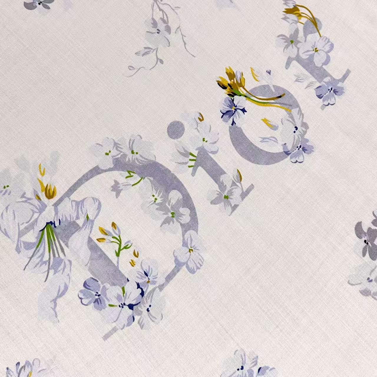🆕 Dior 印花方巾 140厘米白色丝毛面料蓝色 Dior Lilac Bouquet 图案 这款方巾饰以 Dio 🆕 Dior 印花方巾 140厘米白色丝毛面料蓝色 Dior Lilac Bouquet 图案 这款方巾饰以 Dio