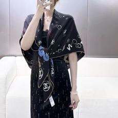 🆕 Chanel 🌊✨🐚💙Coco Beach 140双面丝毛披肩 26秋冬新品~ 被它的印花治愈,Coco Be 🆕 Chanel 🌊✨🐚💙Coco Beach 140双面丝毛披肩 26秋冬新品~ 被它的印花治愈,Coco Be