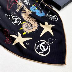 🆕 Chanel 🌊✨🐚💙Coco Beach 140双面丝毛披肩 26秋冬新品~ 被它的印花治愈,Coco Be 🆕 Chanel 🌊✨🐚💙Coco Beach 140双面丝毛披肩 26秋冬新品~ 被它的印花治愈,Coco Be