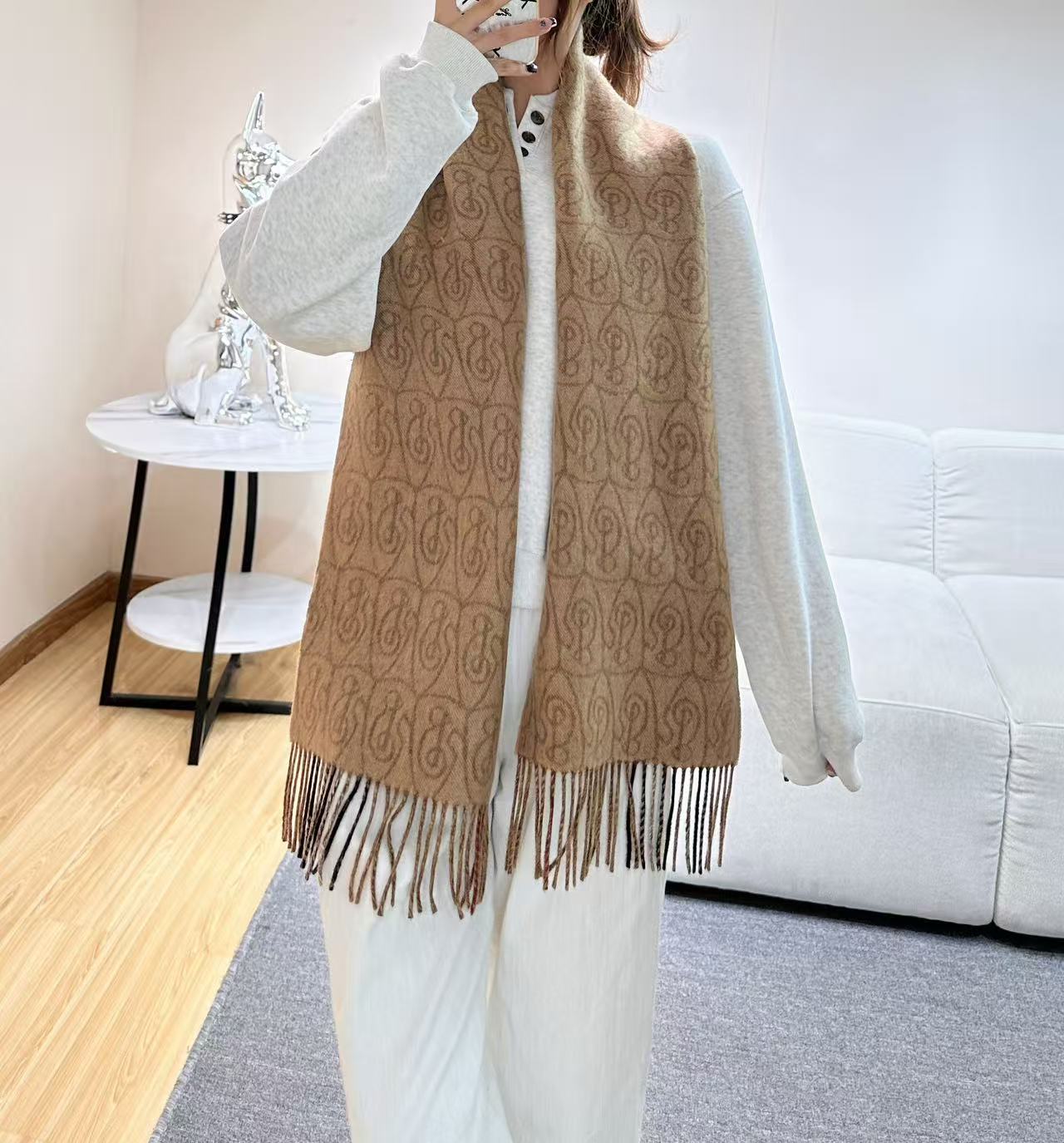 🆕  ✨✨B字形盾牌 Burberry · 巴宝莉双面围巾❗好看的要疯掉了，太有型太有魅力了❗❗非常斯文时尚的秋冬单品！